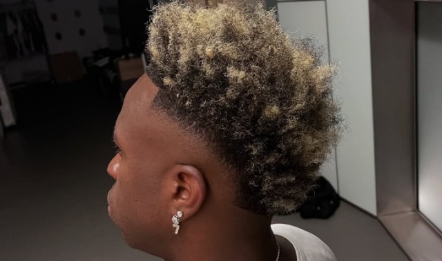 怎么样？维尼修斯精修一下烫头的发型，开启新赛季征程