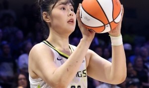 李月汝本赛季先后效力于风暴和飞翼 共出战31场&amp;场均6分4.5板